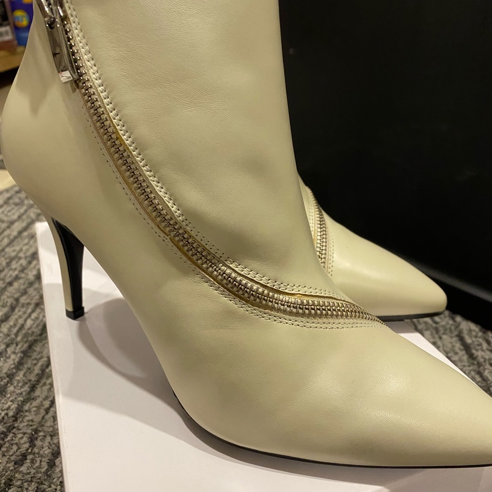 Deadline Black Leather Aerosoles Ankle Boots. Size 9. Color- Raw white